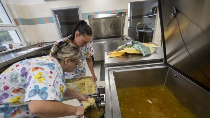 Krize ve školství? Už teď chybí peníze na kuchařky a školníky. Plaga se zaměří na velkou změnu