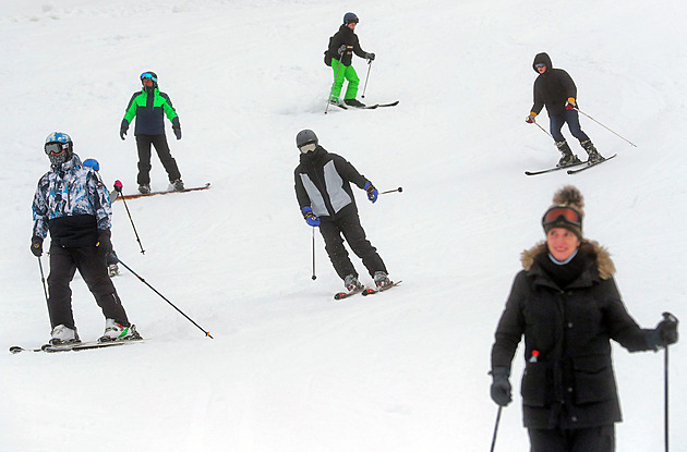 V Krušných horách už se lyžuje všude, ožil poslední areál. Na běžky radši opatrně