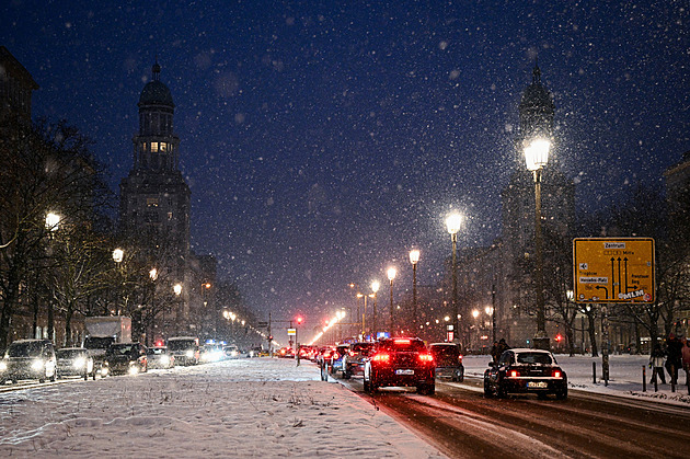 Evropu sužuje silné sněžení, udeřit se chystá nebezpečná bouře Goretti