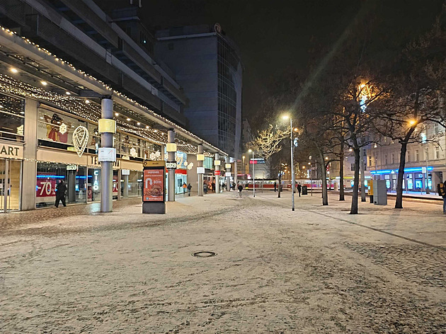 Na západě Čech už intenzivně sněží. Sníh komplikuje dopravu, dálnice stojí