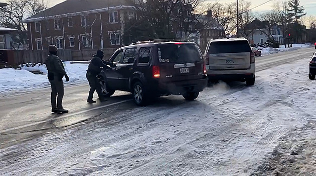 Řidičku v Minneapolisu zastřelil Jonathan Ross. Kolují nové záběry, protesty trvají