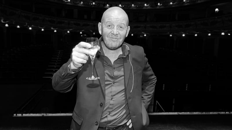 Utajovaný pohřeb herce Nečase: Loučí se rodina i kolegové, sledujte přenos z místa