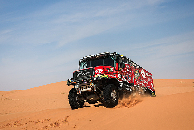 Loprais vyhrál etapu, Macík ztratil vedení. Prokop na Dakaru před dnem volna klesl