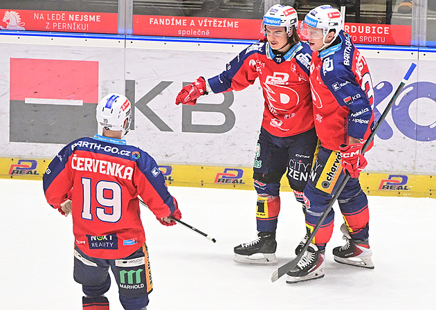 ONLINE: Pardubice vedou, Sparta v Třinci opět ztrácí. Vary hrají derby s Litvínovem