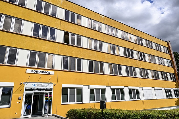 Chtějí nás zničit, líčí porodníci z Litoměřic. Po úmrtí dětí stále nesmějí pracovat