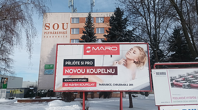 Billboardy mizí ze škol, z ulic zatím ne. Pardubice se na omezení reklamy neshodují