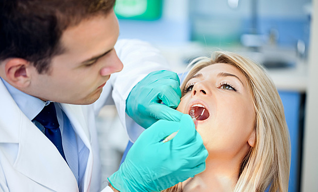 Chebsko je od začátku roku o víkendech bez zubařů, kraj hledá řešení