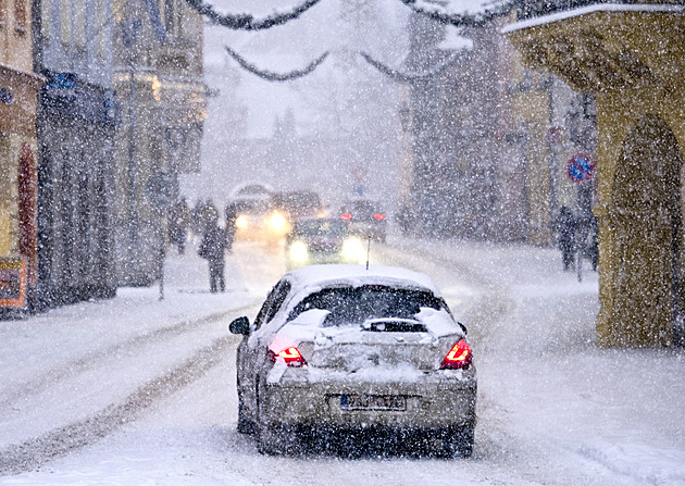 Česko čeká kritická noc. Oblevu přivítá tlustá ledovka, hrozí kolaps dopravy