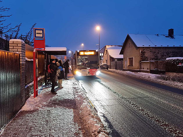 V okolí Prahy nejezdí řada spojů. Dopravu na okruhu komplikovala nehoda