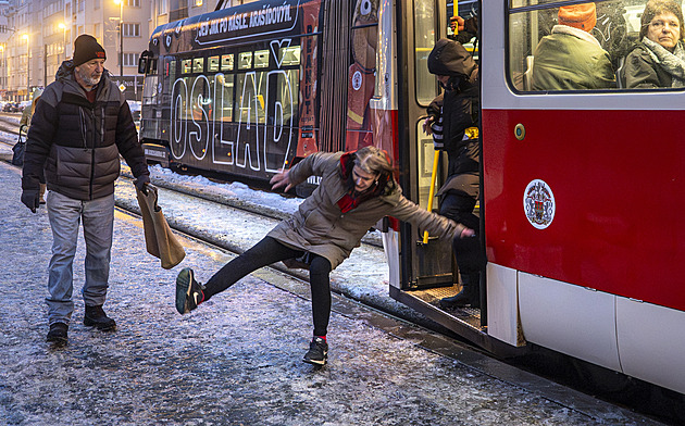 Česko pokryla silná ledovka, komplikuje dopravu. Záchranka aktivovala traumaplán