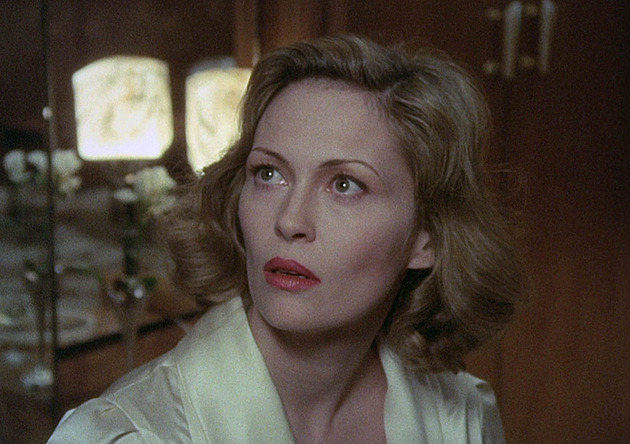 Krásná lupička bez podprsenky. Jak hvězda filmu Bonnie a Clyde nastolila módní trend