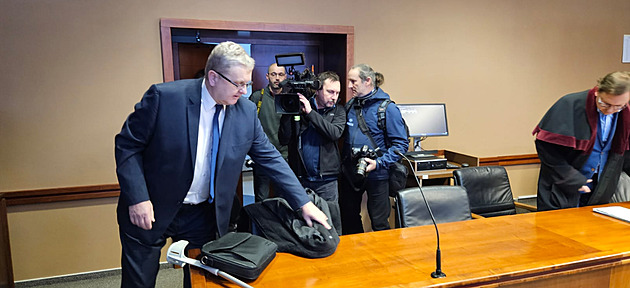 Napadení Babiše berlí znovu řeší soud. Ten rozhodne o peněžitém trestu, obžalovaný jej odmítá
