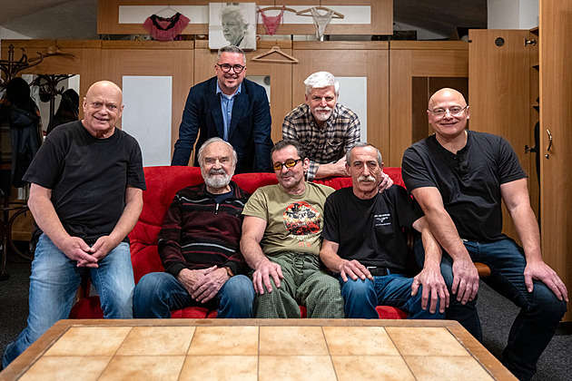 Prezident se bavil s Cimrmany. „Dobyl“ severní pól, pak se fotil se Svěrákem