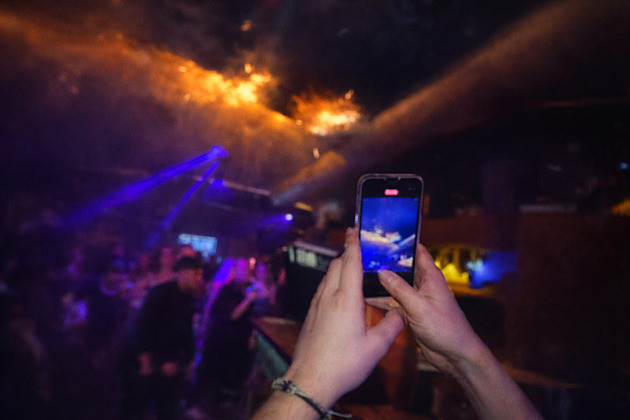 Ve švýcarském baru nesla lahve s prskavkami a zahynula. Nutili ji k tomu, říkají rodiče