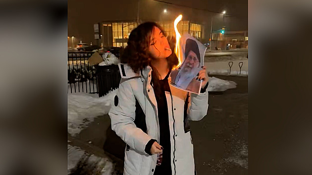 Fotkou Chameneího si připálila cigaretu. Symbol íránských protestů žije v Kanadě