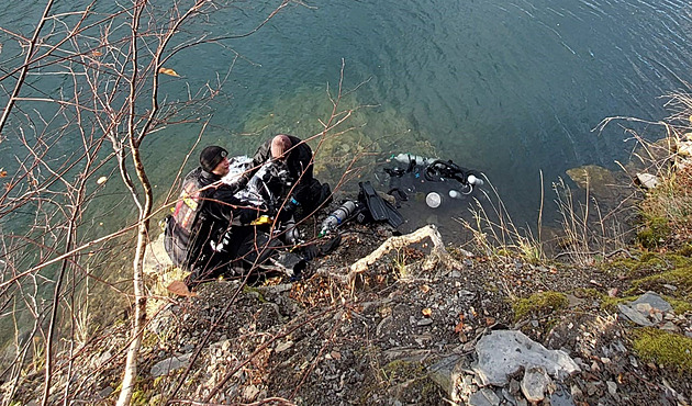 Otužilec zůstal pod ledem v lomu na Brněnsku, hledají ho potápěči