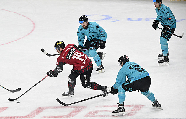 ONLINE: Sparta od začátku prohrává ve Varech, Vítkovice hostí Brno. Hraje i Kladno